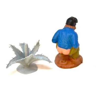 Imagen de figura del belén oculto de 5cm. encuentra la navideña. el hombre que hace caca. estatuilla cagando. conjunto escena natividad, figuras, jesús. 3 reyes. modelos a escala