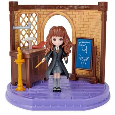 Imagen de HARRY POTTER WIZARDING WORLD MAGICAL MINIS Set Aula de Encantamientos con 1 muñeca Hermione Granger Exclusiva 8 cm y 3 Accesorios 6061846 Juguetes Niños 5 Años +