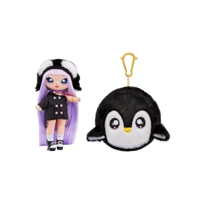 Imagen de Na! Surprise Serie Cozy ISLA WADDLES Muñeca de peluche a la moda inspirada en un pingüino, con pelo morado, gorro, vestido y monedero clip para coleccionar, edad: 5 años