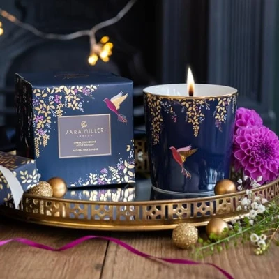 Imagen de Sara Miller Chelsea Collection Vela de cera natural ámbar, orquídea y flor loto
