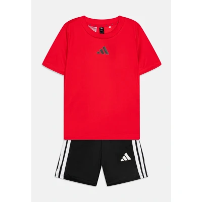 Imagen de adidas Performance Train Essentials 3 Stripes Junior Unisex SET Camiseta deportiva para niños, Talla: 5 6a, Pure ruby/black