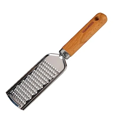 Imagen de Fackelmann Rallador Manual Fair 23cm, Pizza y Pasta, Cuchilla de Acero Inoxidable, Mango Madera Haya FSC, Ahorro espacio, Ideal para Parmesano Queso Duro, Fácil Limpiar, 1 ud.