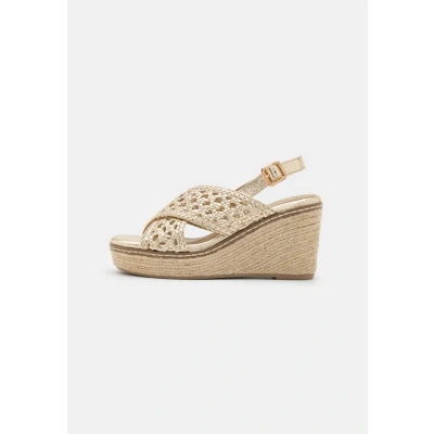 Imagen de XTI Sandalia Mujer Oro Calzado Cómodo y Versátil Moda casual Modelo 14274601 (Talla 40)