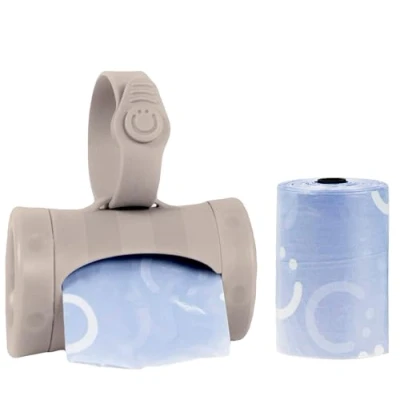 Imagen de Ubbi Dispensador retráctil de bolsas para viajes bebé, accesorio bolsa pañales imprescindible recién nacidos, útil color gris pardo