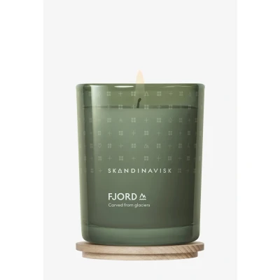 Imagen de Skandinavisk Vela aromática FJORD. Notas aromáticas: manzana y pera, frutos de huerto grosellas rojas. 200 g.