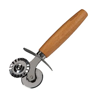 Imagen de Fackelmann Rueda para raviolis, bocadillos o galletas, grado de graduación acero inoxidable con aleación zinc, pasta casera, mango ergonómico madera haya