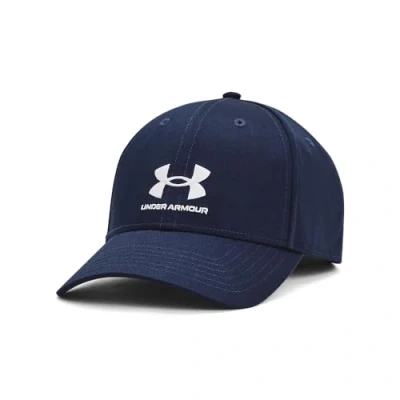 Imagen de Under Armour Lockup Adj gorra con visera y cierre ajustable, cómoda deportiva para hombre, color azul medianoche/blanco