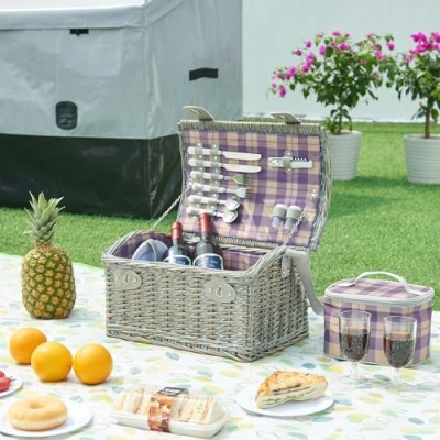 Imagen de casa.pro Juego de Cesta Pícnic para 2 Personas con Vajilla Bolsa Isotérmica Espacio Amplio Comida Refrescos Forro a Cuadros Correas Polipiel Mimbre 40 x 28 25 cm Púrpura Beige