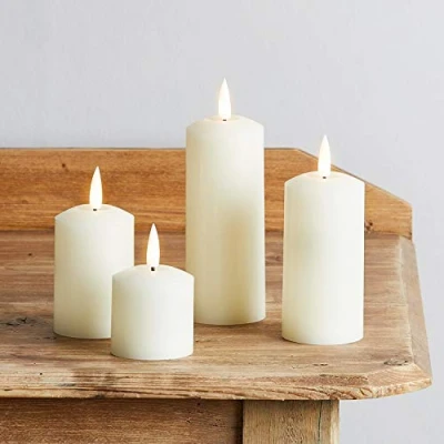 Imagen de Lights4fun Conjunto de 4 Velas Pilares TruGlow® en Cera Marfil con LED Blanco Cálido a Pilas para Interiores
