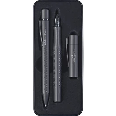 Imagen de Faber Castell Juego 201626 Grip Edition, plumín ancho M y bolígrafo con mina XB, en estuche de metal, All Black, 1 pieza