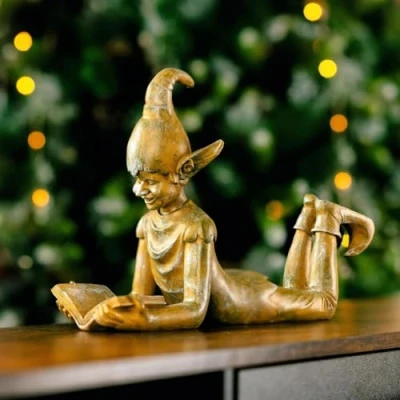 Imagen de Marco Paul Interiors Estatua de mesa tradicional elfo con acabado pintado a mano, adornos Navidad lectura independiente, figura festiva metal para