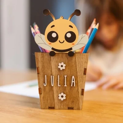 Imagen de WONDEE Vintiun Regalos Cumpleaños Niños Colegio, Portalapices/Lapiceros para Escritorio Infantil Personalizado de Abeja, Personalizados Originales y Niñas 3,4,5,6,7,8,9 años