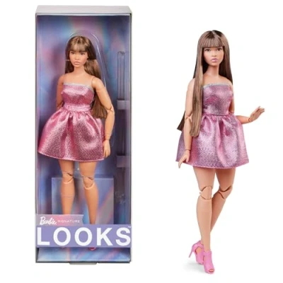 Imagen de Barbie Looks Muñeca de colección articulada con pelo castaño vestido rosa brillante años 2000, juguete Signature moda +16 (Mattel HRM16)