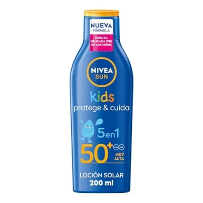 Imagen de NIVEA SUN Leche solar Kids Protege &amp; Cuida FP50+ (1 x 200 ml), protector infantil resistente al agua, protección muy alta para niños