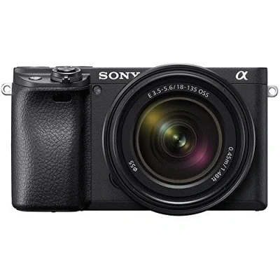 Imagen de Sony Alpha 6400 Cámara evil APS C con objetivo zoom 18 135mm f/3.5 5.6 (Enfoque automático rápido 0.02s, 24.2 Megapíxeles, grabación de vídeos en 4K y pantalla inclinable para Vlogging)