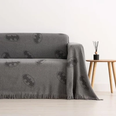 Imagen de BELUM Manta Multiusos Batman Medidas Producto: 230x270 Tejido: 60% algodón 40% poliéster Modelo: The Grey Tratamiento: Antihumedad, Hipoalergénico, Anti ácaros e higiénico