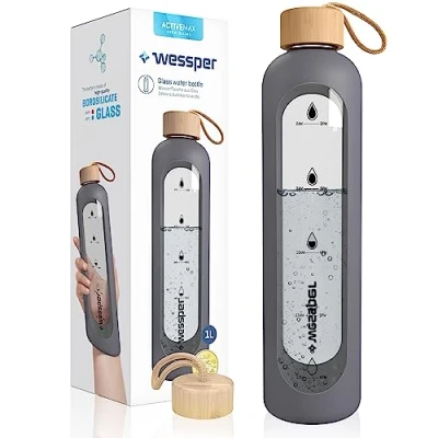 Imagen de Wessper Botella de cristal borosilicato con marcas tiempo, 1 L, hermética tapa bambú, reutilizable funda silicona, color gris