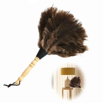 Imagen de Plumero de plumas avestruz con mango madera, 30 cm