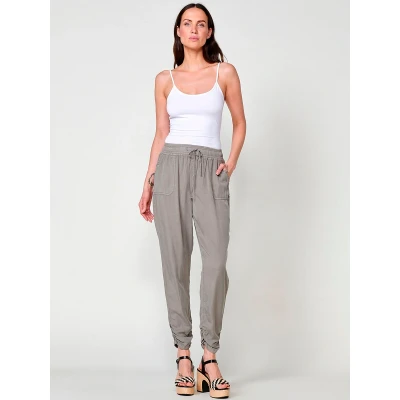 Imagen de Pantalón Efecto Denim Straight en Lyocell. Modelo Jogger de Tiro Alto con Bolsillos Delanteros y Plastrón Traseros. Cintura Elástica Ajustable Lazo Bajo Fruncido Color Kaki para Mujer