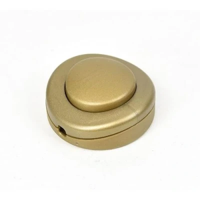 Imagen de Interruptor de pie dorado, diseño elegante, fácil usar, ideal para iluminación ambientes y controlar accesorios eléctricos.