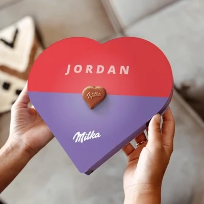 Imagen de Caja de Milka personalizada con nombre y mensaje. Chocolates forma corazón rellenos crema avellanas nougat (187 gramos)