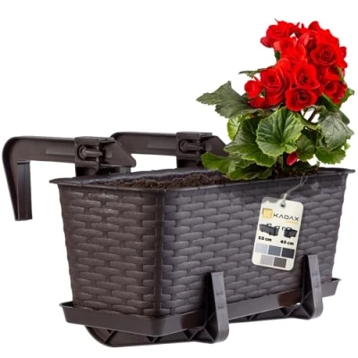 Imagen de KADAX Maceta de Plástico Imitación Ratán, Macetero Rectangular con Platillo y Soportes para Exterior, Jardinera Colgante Balcón (Marrón, 40 cm)
