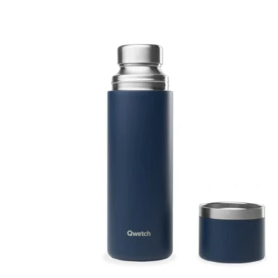 Imagen de Qwetch Termo isotérmico azul marino 750 ml con vaso de acero inoxidable reciclado, 24 h frío y 12 caliente, impermeable, sin BPA ideal para café té