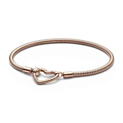 Imagen de Pandora Moments Pulsera de cadena serpiente chapada en oro rosa 14 quilates con cierre forma corazón, 16