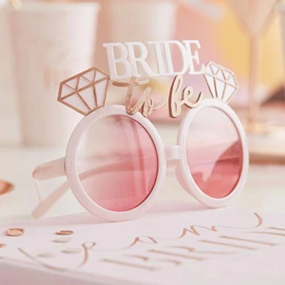 Imagen de Ginger Ray Gafas de Sol Divertidas para Despedida Soltera con Texto en inglés Bride To Be Wearable, 19 cm