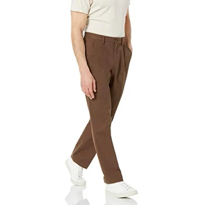 Imagen de Amazon Essentials Pantalón Chino Plisado, Resistente a Las Arrugas y de Corte clásico (Disponible en Tallas Grandes Largos Especiales) Hombre, Marrón, 32W / 32L