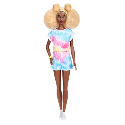 Imagen de Barbie Fashionista Muñeca afroamericana alta con mono tye dye multicolor y accesorios de moda juguete (Mattel HBV14)