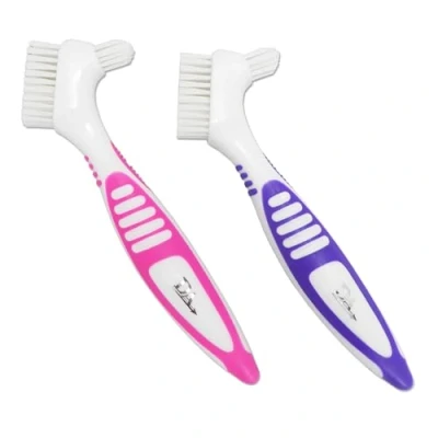 Imagen de 2 cepillos para prótesis dentales con empuñaduras de goma, mango fácil sujeción, cabeza doble cerdas (rosa y morado, talla única)