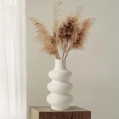 Imagen de Winter Shore Jarron Ceramica Beige Decorativos Modernos de 25 cm con Diseño Donut Redondo Jarrón Flores Secas, Pampas, Ramo Fresco para Oficina, Cenas, Centros Mesa, Fiestas, Bodas