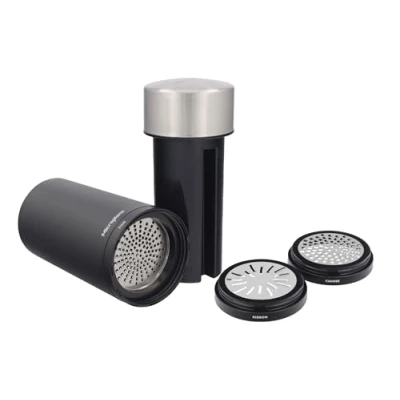 Imagen de Microplane Rallador universal de acero inoxidable con tapa, ideal para queso, chocolate, ajo, nueces, semillas, coco y especias, herramienta cocina precisa fácil usar