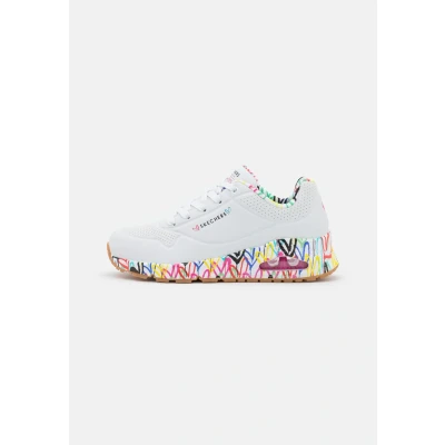 Imagen de Zapatillas deportivas de mujer con suela estampada corazones uno loving love Skechers