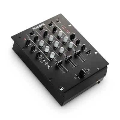 Imagen de Numark M4 Mezclador de DJ 3 canales para scratch, instalable en rack, con EQ bandas, entrada micro y crossfader reemplazable controles inversión curva
