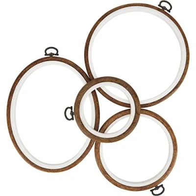 Imagen de Curtzy Pack de 4 Bastidor para Bordar Plástico Circular con Diseño Madera 10,5 a 17 cm Bastidores Bordados Bucle Colgante Marco Expositor Manualidades y Costura