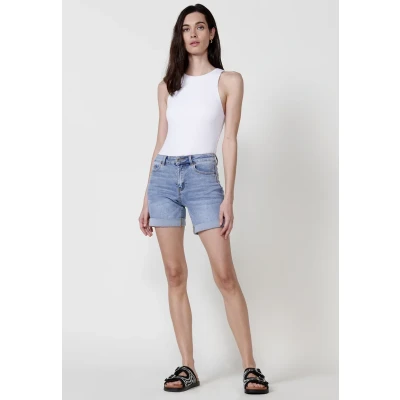 Imagen de Jeans short elástico de tiro medio Push Up y cinco bolsillos con cierre cremallera botón metálico bajo doble vuelta logo brillos para mujer color azul claro