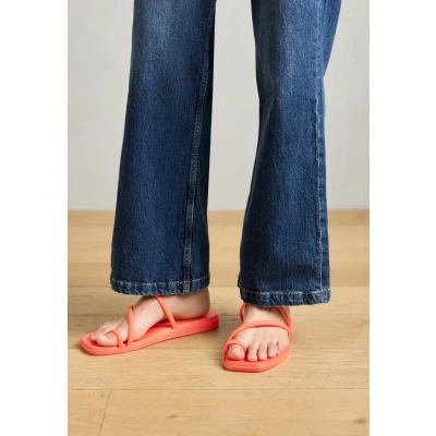 Imagen de Crocs Miami Toe Loop Sandal, Sandalias Mujer, Diseño de Estrella Mar Multicolor, 34/35 EU