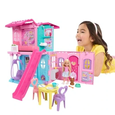 Imagen de Barbie Chelsea casa de muñecas con más 15 accesorios, desplegable que se amplía a 43,2x33cm 5 áreas juego y tobogán, incluye muñeca pequeña perrito mascota, JFW49