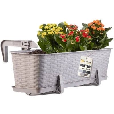 Imagen de KADAX Maceta de Plástico Imitación Ratán, Macetero Rectangular con Platillo y Soportes para Exterior, Jardinera Colgante Balcón (Caramelo, 60 cm)
