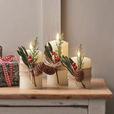 Imagen de Lights4fun TruGlow® Juego de 3 Velas Sin Llama a LED Blanco Calido Pilas en Cera Real Adornado con Follaje Invernal Temporizador y Mando Distancia Decoración Navideña