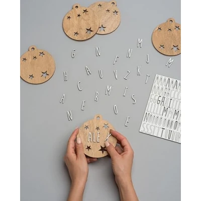 Imagen de WONDEE Bolas Navidad Personalizadas, Pack 5 de para Personalizar con Nombre en Casa la Familia (Incluye Kit Letras y Cuerda), Adornos Navideños Personalizados Originales, Ecológico