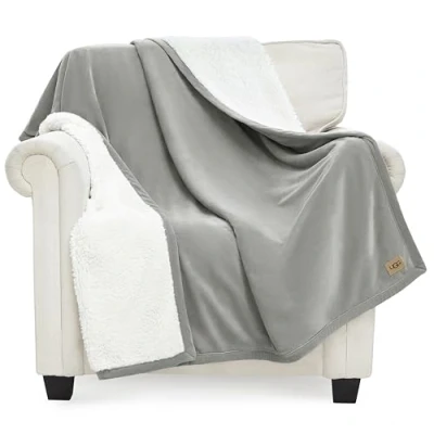 Imagen de UGG 01465 Bliss Sherpa Manta Totalmente Reversible para sofá o Cama, Lavable a máquina, fácil Cuidado, Suave y Lujosa, Decorativa de Gran tamaño, 70 x 50 Pulgadas, Sello