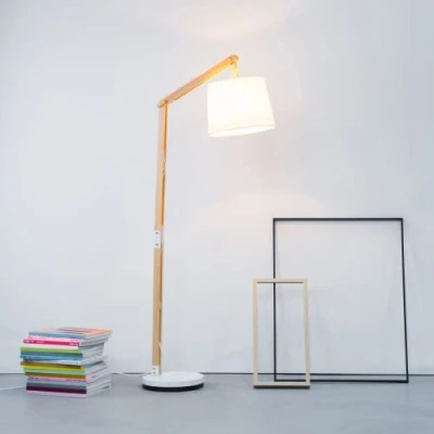 Imagen de Lightbox Lámpara de pie con pantalla tela decorativa e interruptor Cabezal orientable Metal/madera/textil marrón/blanco 1,6 m altura
