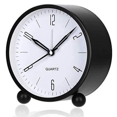 Imagen de reloj despertador, despertador analógico sin tictac con luz nocturna cálida, de mesita noche, silencioso alimentado por pilas, diseño simple y elegante para escritorio