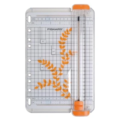 Imagen de Fiskars Cizalla para papel portátil, A5, Con guía de la línea corte, SureCut, 1004637