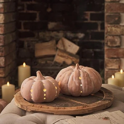 Imagen de Lights4fun Juego de 2 Calabazas Decorativas Halloween Terracotta con LED Blanco Calido a Pilas para Interiores y Exteriores