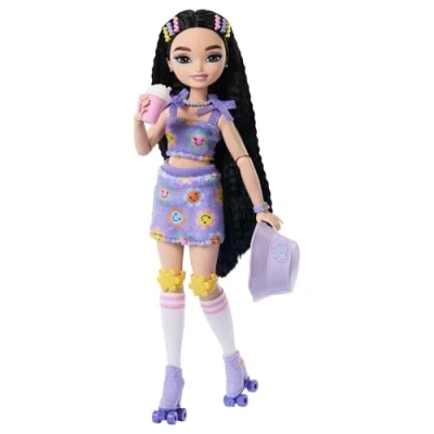 Imagen de Barbie Dream Besties Renee Muñeca y accesorios, de moda patinadora articulada con pelo negro 12 piezas temáticas vídeo comida, JFX99