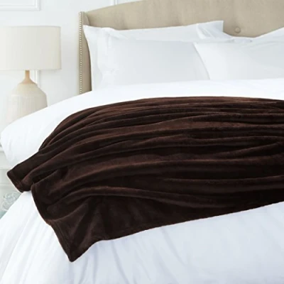 Imagen de Amazon Basics Manta arrullo de Felpa Terciopelo Suave, no calefactable, Marrón Chocolate, 168 x 229 cm